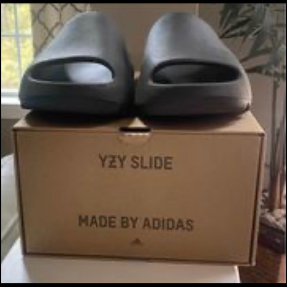 Almost new Yeezy slides - Picture 4 of 4